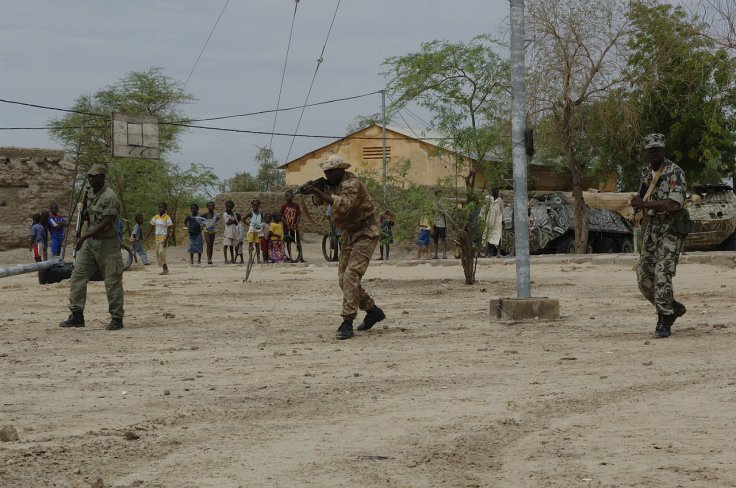 Members of the Malian army conduct drills to instruct new recruits during exercise Flintlock 2007 in Tombouctou, Mali, Sept. 4, 2007