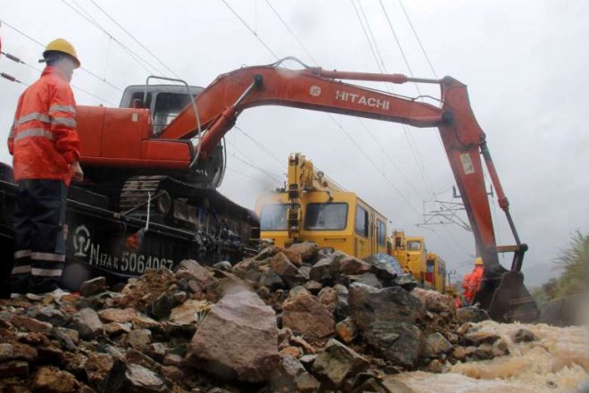 Typhoon Megi: Rescuers pull 15 out alive from China landslide, 26 still missing