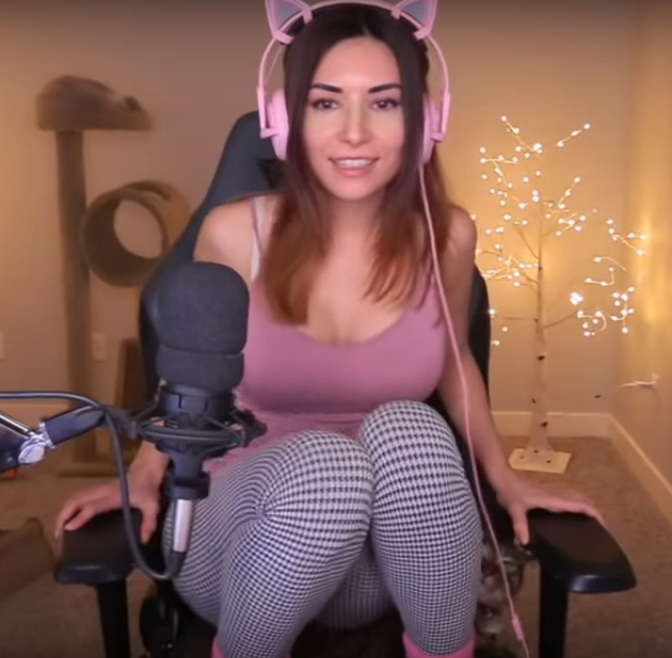 Alinity pushes her derriere onto the cat's whole body. 