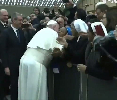 Pope kisses nun