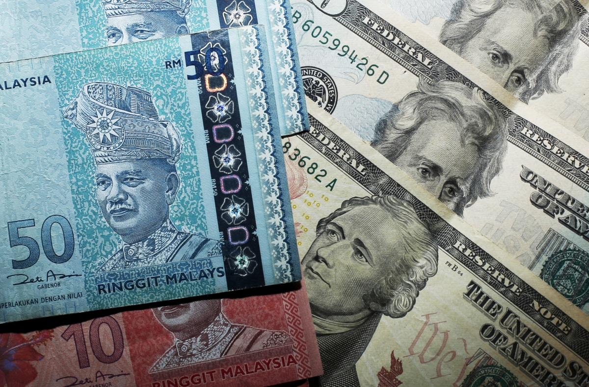 singapore-dollar-will-drop-to-2009-recession-levels-in-six-months-as