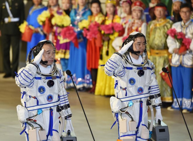 China launches manned spacecraft Shenzhou-11 into orbit China launches manned spacecraft Shenzhou-11 into orbit