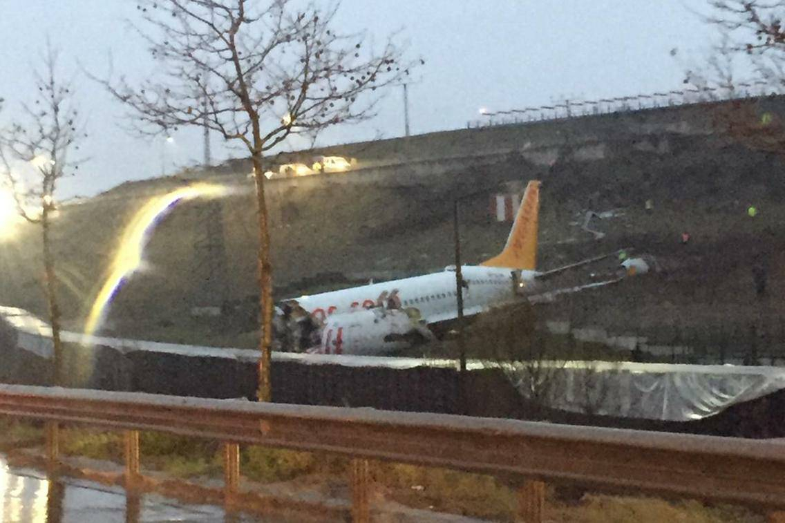 turkey plane crash video shows pegasus airlines boeing 737 in flames
