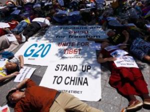 Tibetan monk beaten up in Sichuan for shouting anti-China slogans Tibetan monk beaten up in Sichuan for shouting anti-China slogans