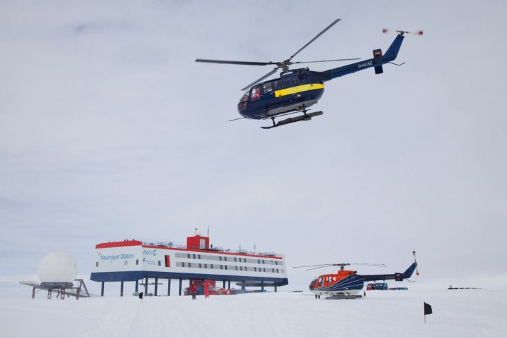 Helicopter of the Polarstern brings guests from the ship to the station