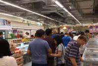 Singaporeans rushed to supermarkets 