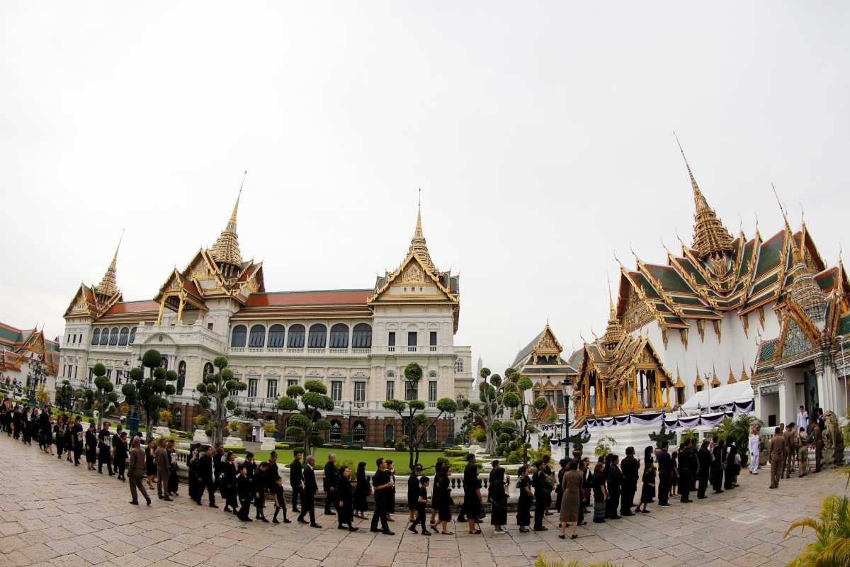 Mourners queue outside Bangkok's Grand Palace to pay tribute to Thailand's late King (PHOTOS)