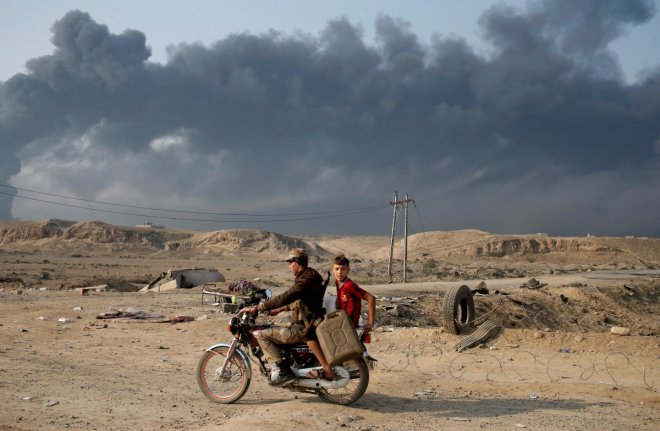 Black skies of Mosul captured through lens (PHOTOS)