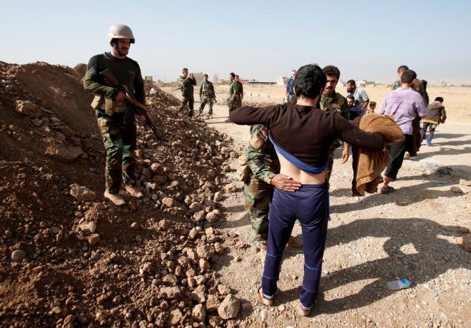 Heartwarming images of Iraqi people escaping from Islamic State-controlled village of Abu Jarboa
