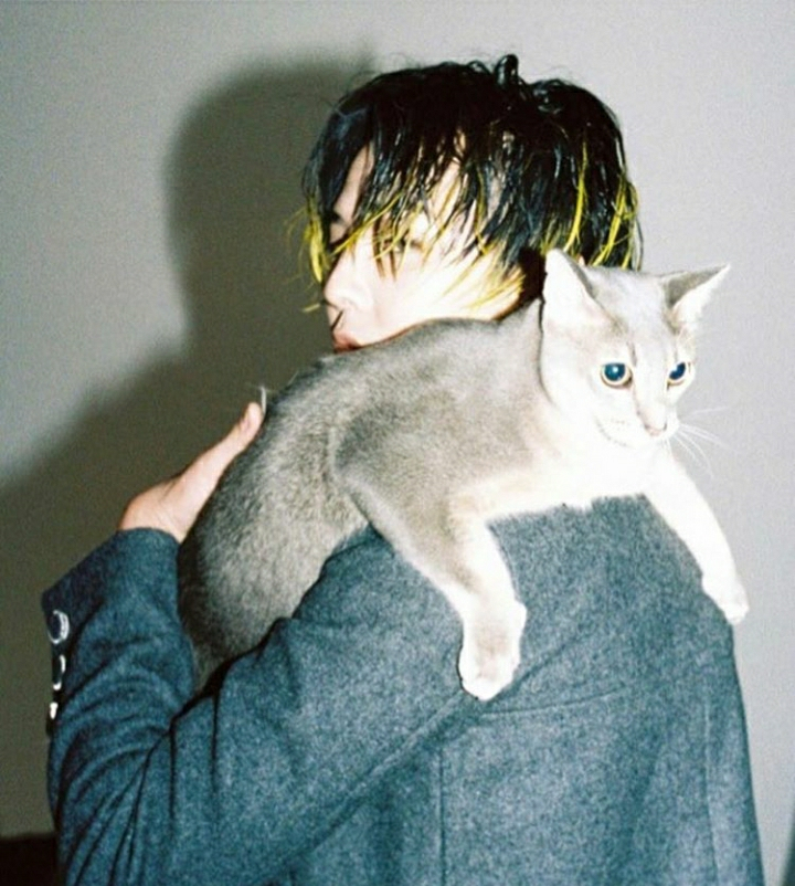G-Dragon with his cat G-Dragon with his cat