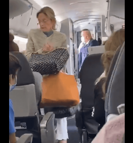 Passengers Start Clapping As Karen Gets Kicked Off Flight For Refusing To Wear Mask Video 