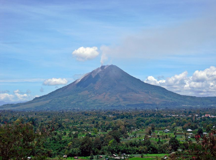 Major volcano Mount  Sinabung  erupts in Indonesia