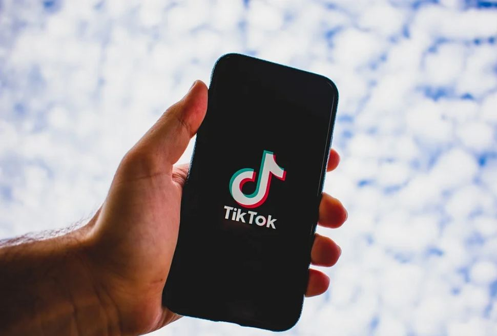 tiktok app not downloading on apple