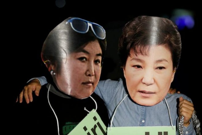 South Korea prosecutors say President Park was accomplice in corruption scandal leftright 4/4leftright