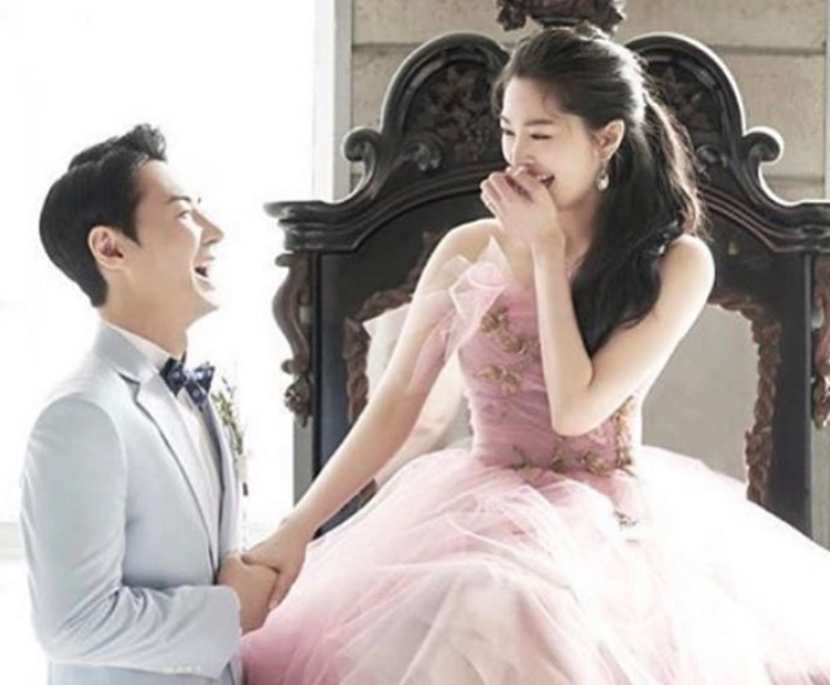 Korean K-Pop Singer, Shinhwa's Jun Jin Marries Non-Celebrity Girlfriend, See Wedding