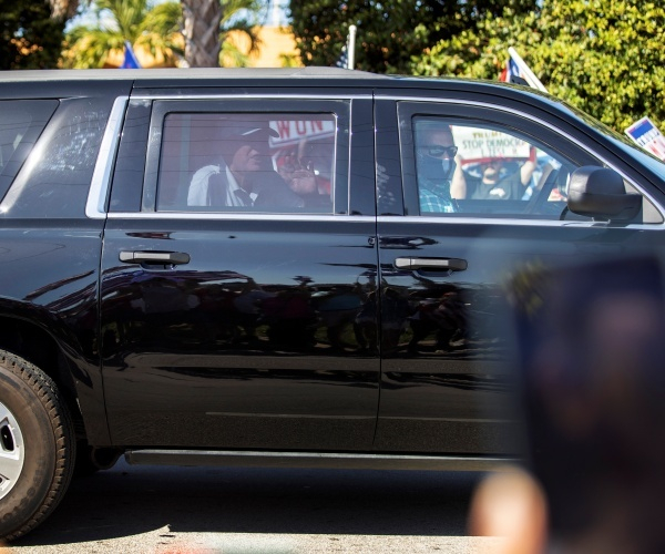 Trump Thrills His Supporters With Impromptu Drive By on Presidents Day ...