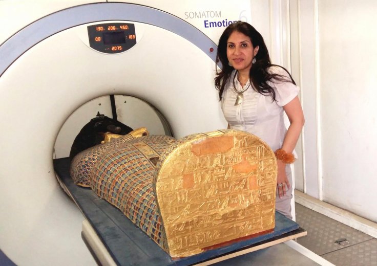 Dr Sahar Saleem placing the mummy in the CT scanner