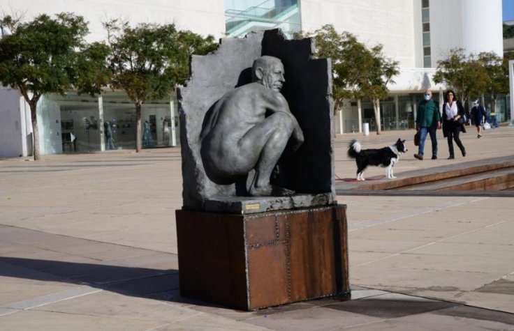 Netanyahu naked statue