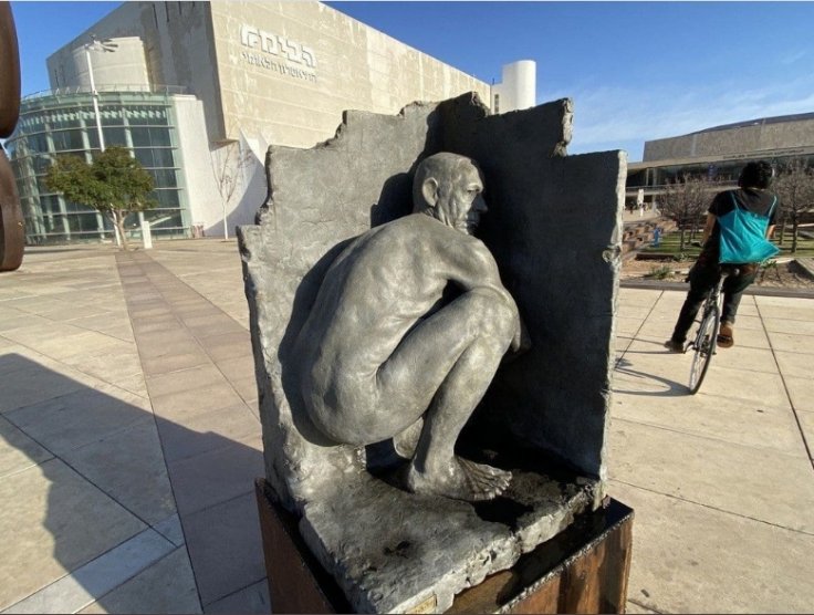 Netanyahu naked statue