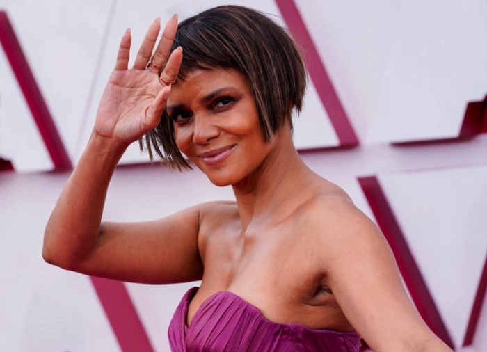 Oscars 21 Halle Berry Debuts New Bob Haircut On The Red Carpet Sparks Memes