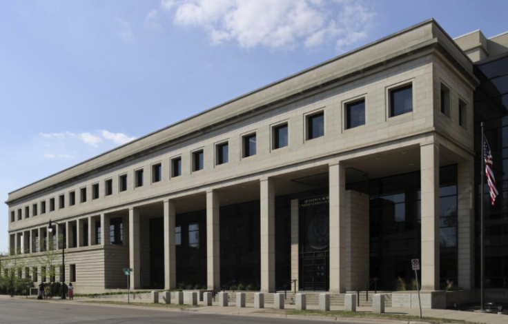 Man slits his throat in court Man slits his throat in court