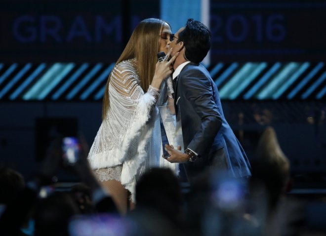 Jennifer Lopez kisses Marc Anthony