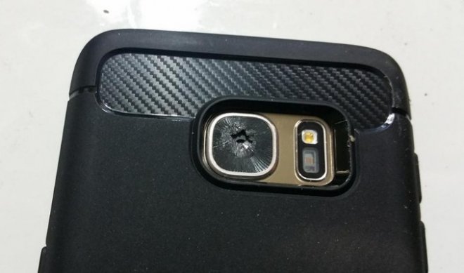 Galaxy S7 cracked rear camera