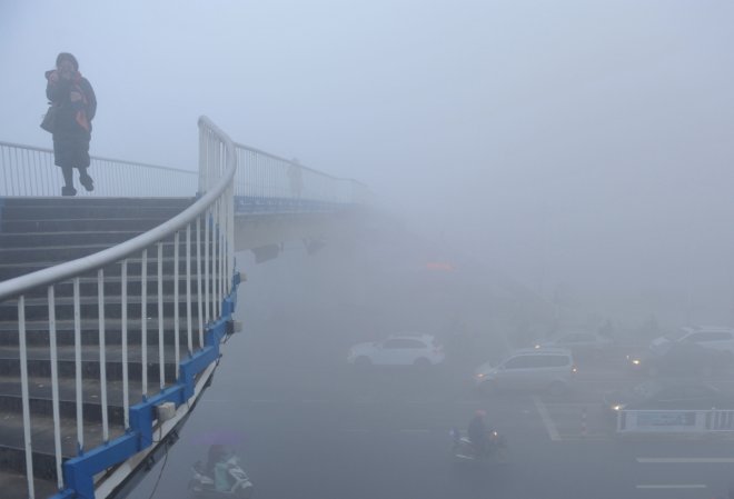 Beijing issues highest fog alert for second day, highways closed