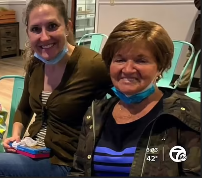  Barb Bartolovich (R) with her granddaughter Lauren Nash