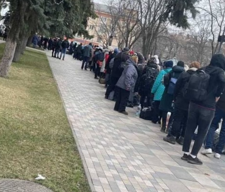  Image showing a long queue of civilians trying to evacuate Mariupol during a planned ceasefire