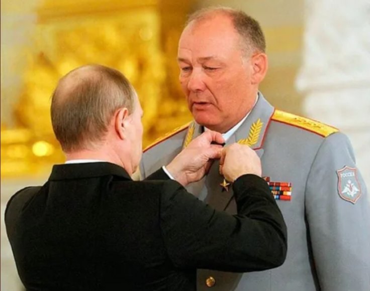 Putin decorating Aleksandr Dvornikov