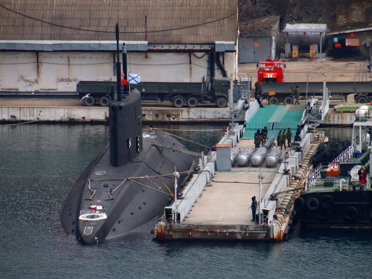 Russian forces loading Kalibr missiles into Veliky Novgorod submarine Russian forces loading Kalibr missiles into Veliky Novgorod submarine