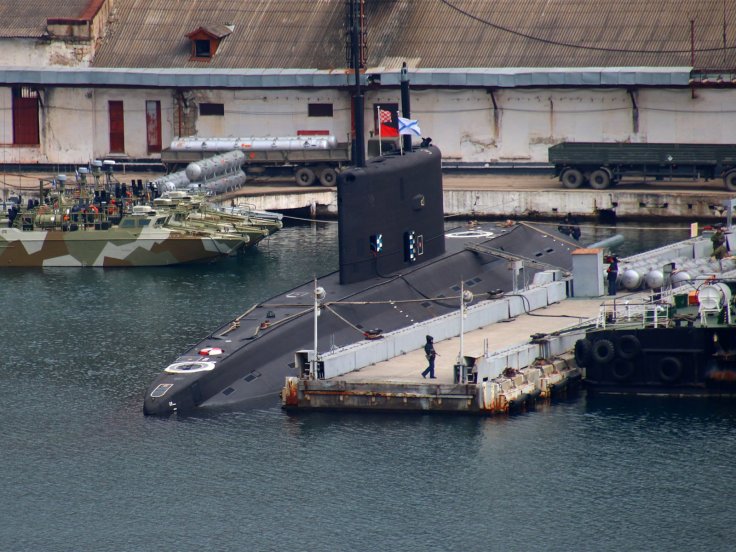 Russian forces loading Kalibr missiles into Veliky Novgorod submarine