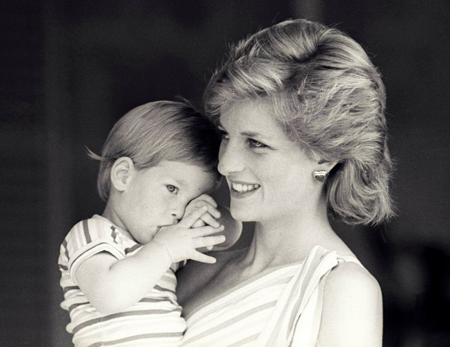 Princess Diana: Princes commission statue 20 years after their mother's death