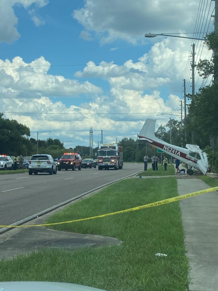 A Cessna 182 Skylane crashed into Orlando highway