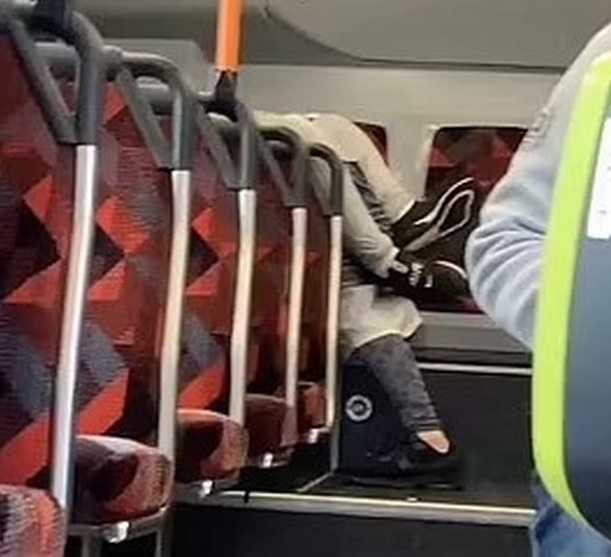 Couple Caught Having Sex On Last Seat Of Moving Bus Video Shows Man Woman Getting Down And 