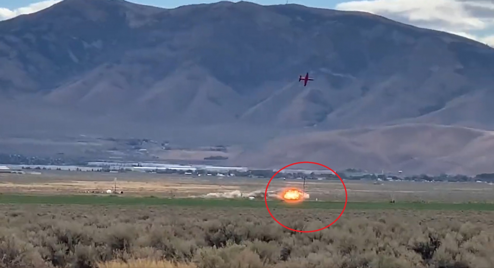 Horrifying Moment Stunt Pilot Is Killed in Front of Thousand of ...