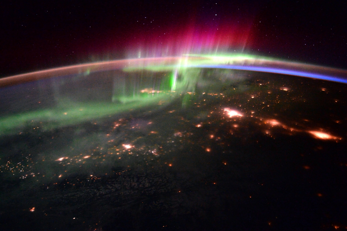 Solar winds currently hitting Earth, could create beautiful light show