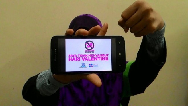 Youth group in Malaysia stops women from using emoticons