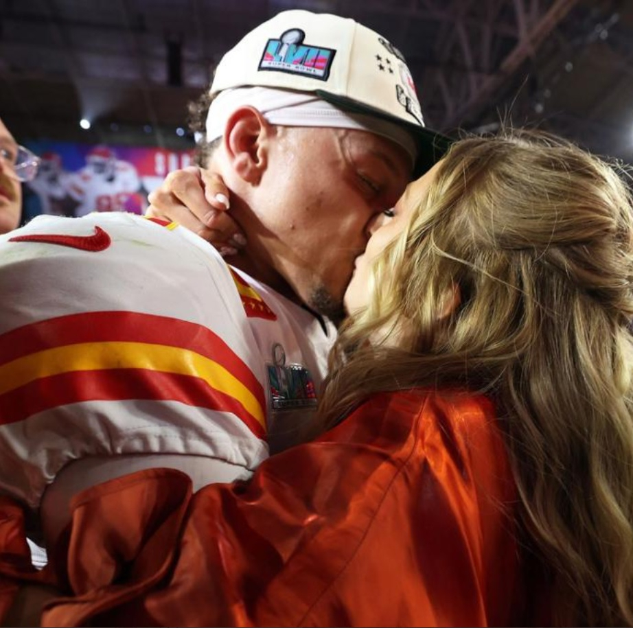 Patrick Mahomes' Daughter, Wife Brittany Kiss Him at Super Bowl: Photo