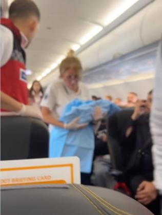 Incredible Moment Woman Gives Birth on Plane as Awestruck Passengers ...