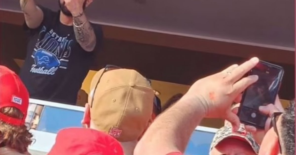 Netro Flipping Off Eminem Caught on Camera Flipping Off 49ers Fans While Cheering...