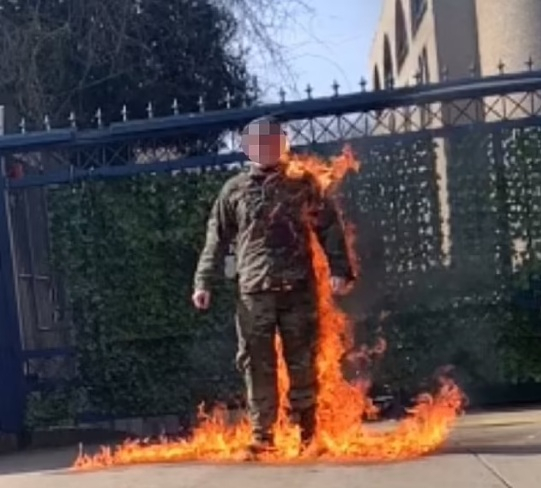 Man sets himself on fire