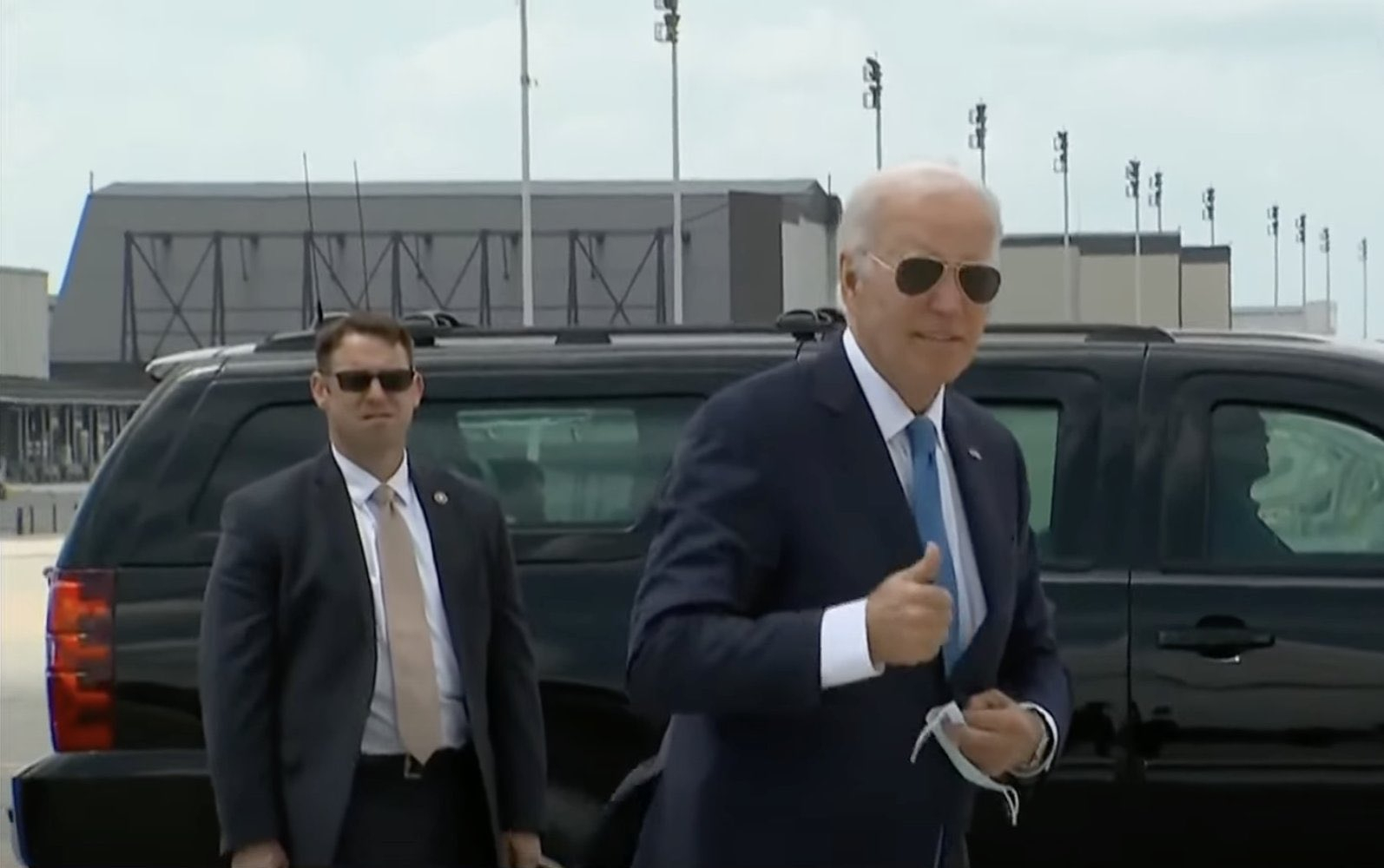 Joe Biden's Body Double Boards Air Force One at Delaware? 'Fit' Biden's ...