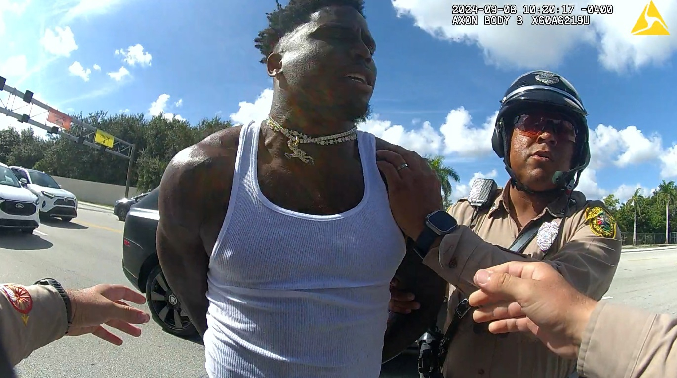 Shocking Bodycam Footage Shows Tyreek Hill Pleading With Cops As They ...