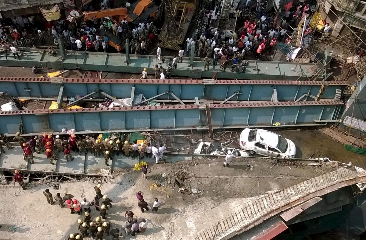 Kolkata flyover collapses,10 killed and 150 trapped