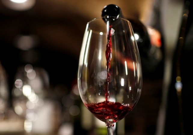 Drinking red wine can lower the short-term effects of cigarette smoking