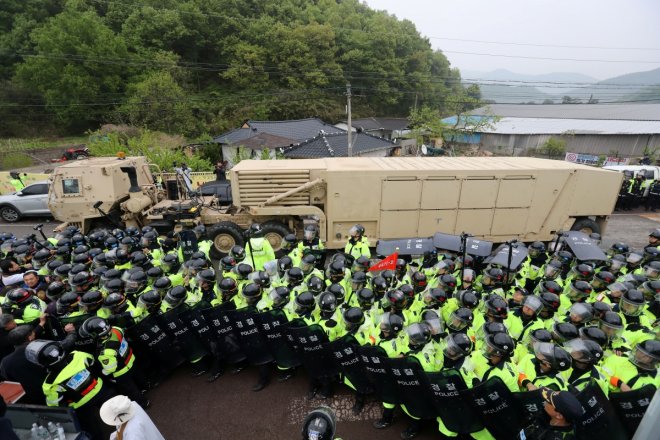 U.S. moves THAAD anti-missile to South Korean site, sparking protests