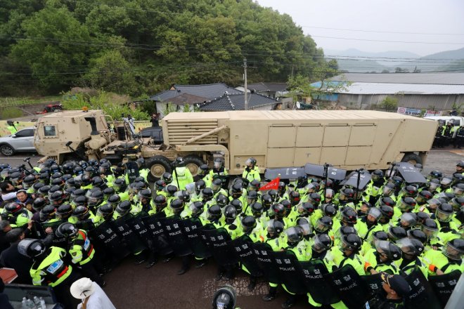 U.S. moves THAAD anti-missile to South Korean site, sparking protests U.S. moves THAAD anti-missile to South Korean site, sparking protests