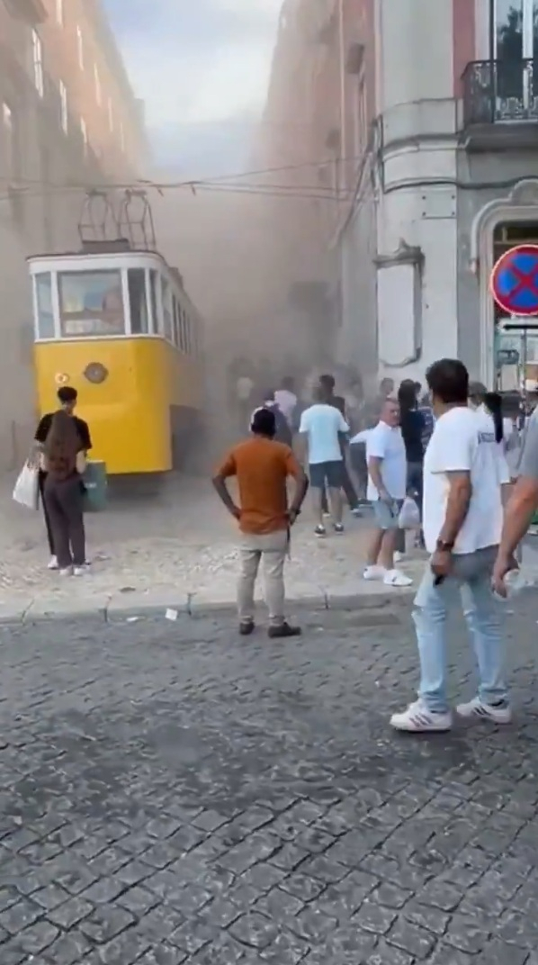 Portugal Tram Crash: Chilling Videos Show Rescuers Scrambling to Pull Out Survivors Trapped Inside Tourist Tram in Lisbon That Crashed Killing 15